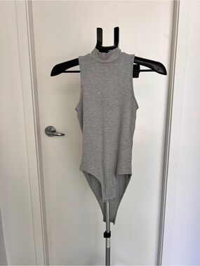 Hollister Ribbed Sleeveless Mock Neck Bodysuit - Light Gray